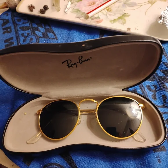 Ray-Ban Gold Sunglasses with Dark Lenses - Picture 2 of 3